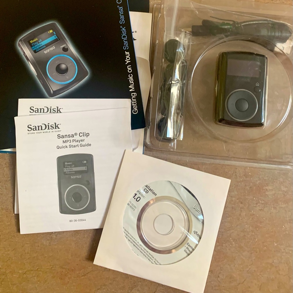Sansa scandisk mp3 clip player. New
